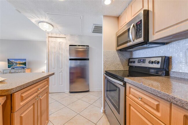 Building Photo - 880 Mandalay Ave