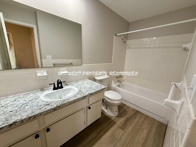 Building Photo - Stunning townhome w/ outdoor Maintenance provided