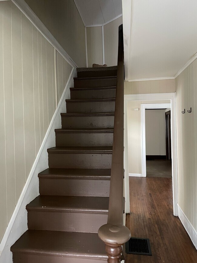 Building Photo - 196 W 6th St