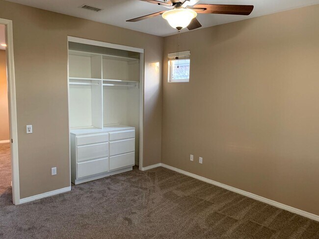 Building Photo - $1,000 Off First month's Rent - Lovely hom...