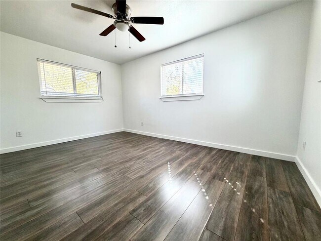 Building Photo - 1603 E 12th St