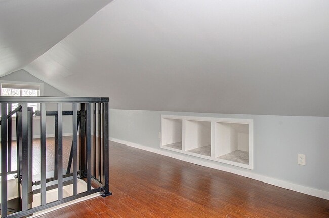 Building Photo - Charming 1+bd, 1ba Bungalow w/ Renovated Attic