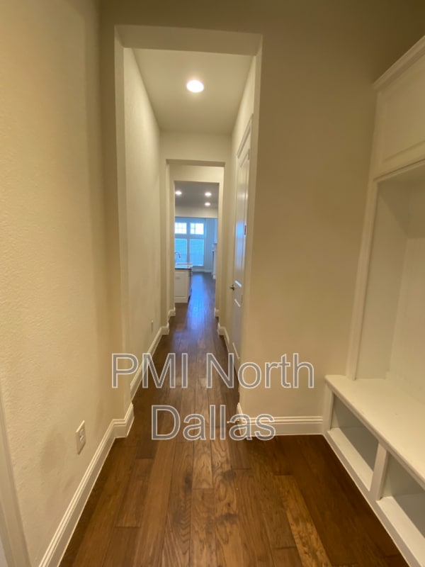 Building Photo - 6909 Royal View Dr