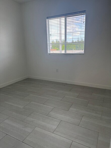 Building Photo - 520 W 79th St