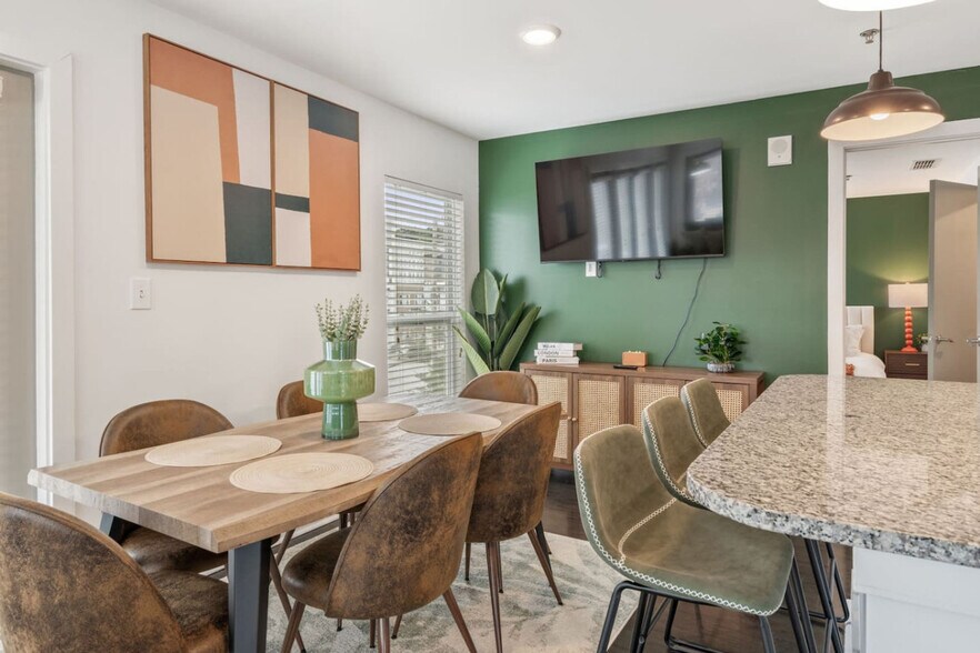 Building Photo - 841 Memorial Dr SE