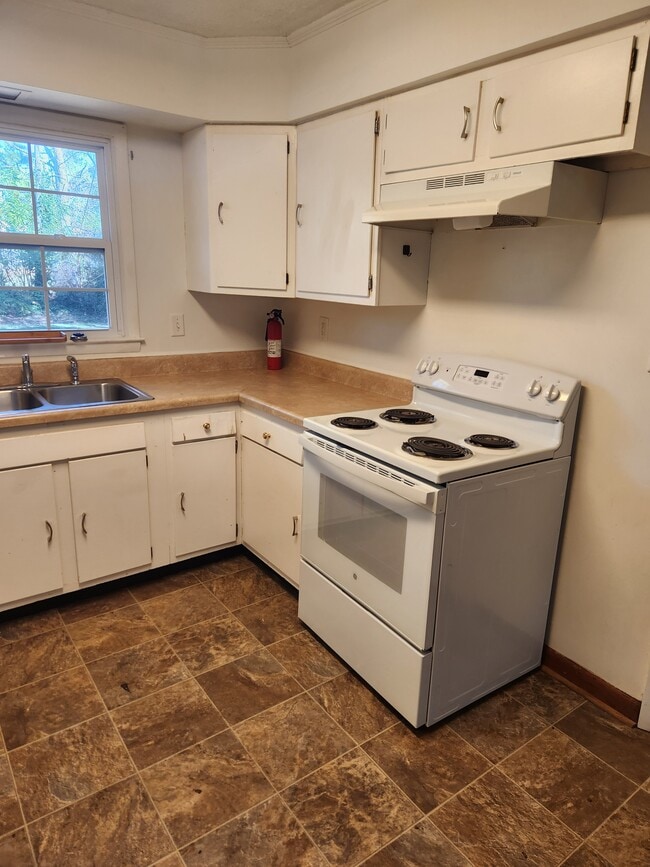 Building Photo - 638 Sunview Dr