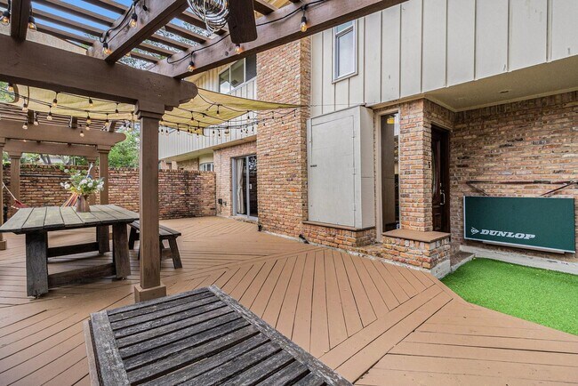 Building Photo - Updated 2-Bed, 2.5-Bath Patio Home Near Up...