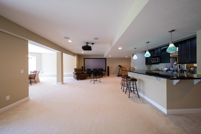 Building Photo - 727 Aster Rd