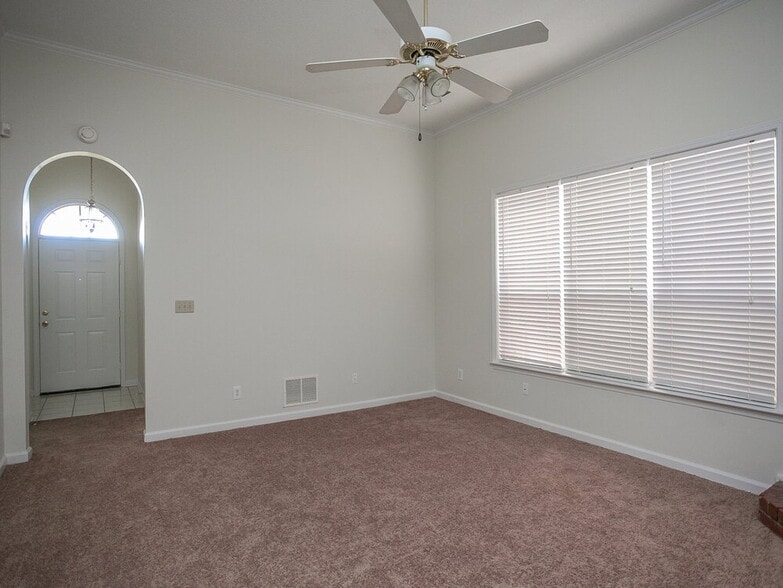 Building Photo - 596 N Ericson Rd