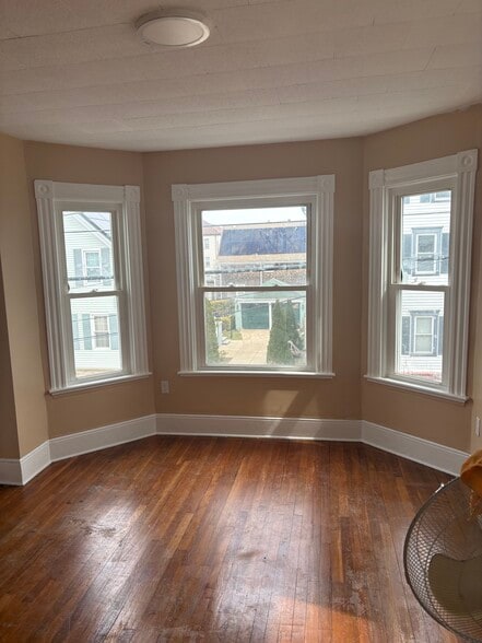 Double parlor - 121 Bonney St