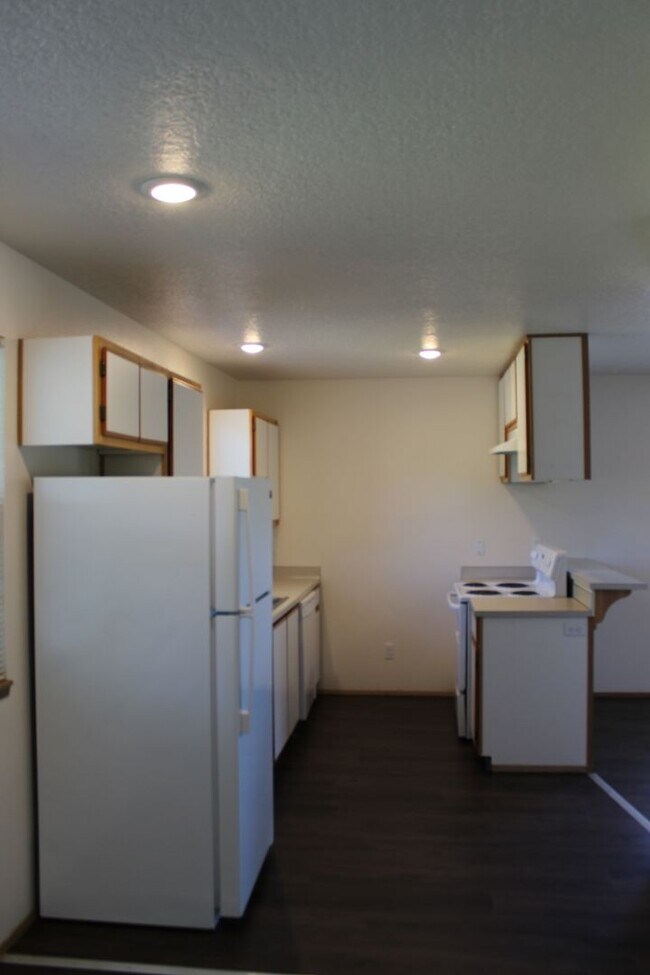 Building Photo - 3 bedroom, 2 1/2 bath home in quiet Scappoose neighborhood near parks