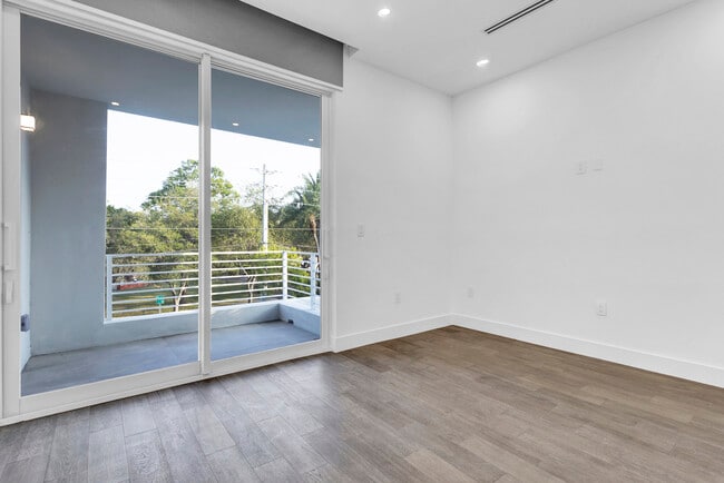 Building Photo - 454 Fernwood Rd