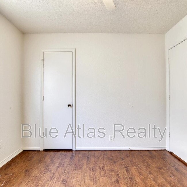 Building Photo - 6857 S Creek Dr