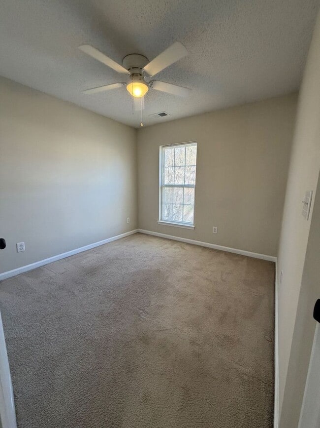 Building Photo - MOVE IN SPECIAL!! $500 OFF FIRST FULL MONTH