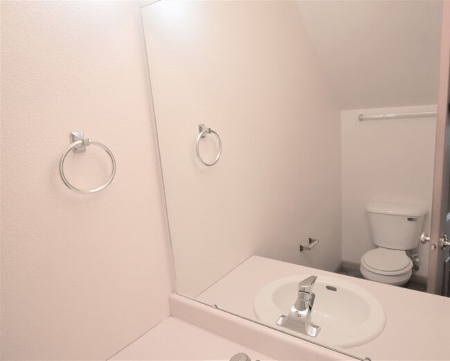 Building Photo - Townhouse style 2 bedroom 1.5 Bath with Attached Garage! Great Location!