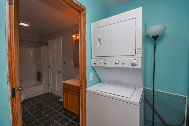 Building Photo - 1107 Hilltop Blvd