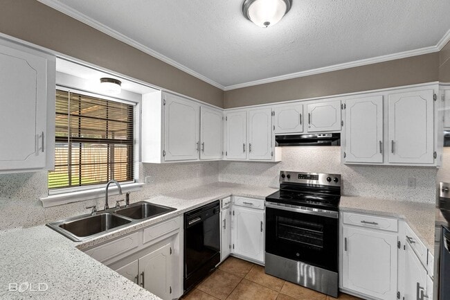 Building Photo - 2542 Spruce Dr