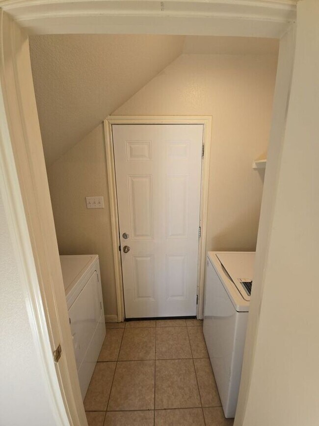 Building Photo - 1125 Map St