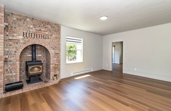 Building Photo - 607 3rd St