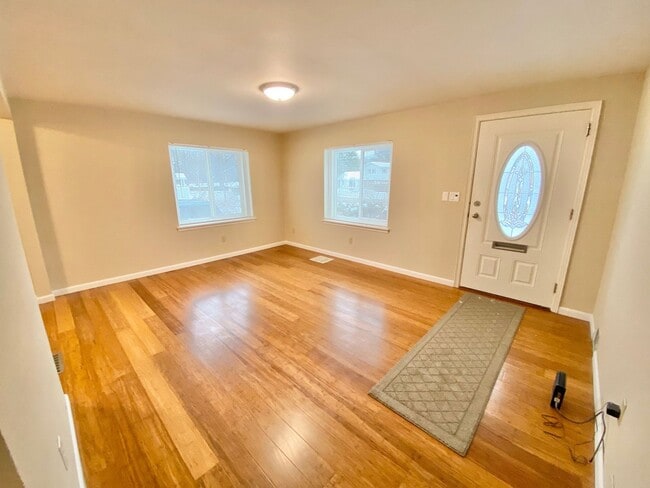 Building Photo - Newly Renovated 2 Bedroom Home in South Burlington