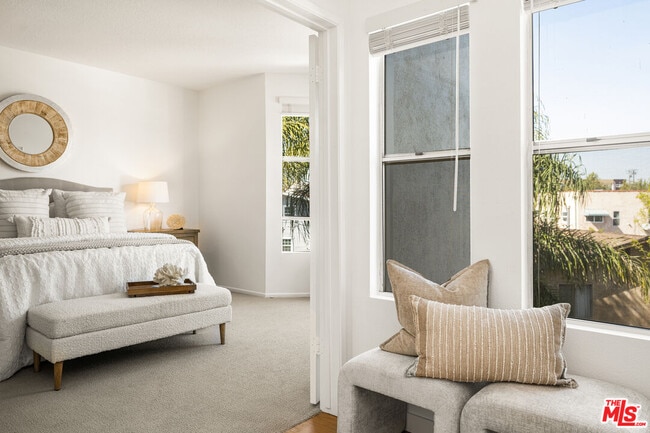 Building Photo - 4643 E 4th St