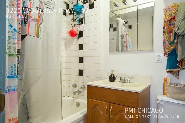Building Photo - 1220 W Diversey Pkwy