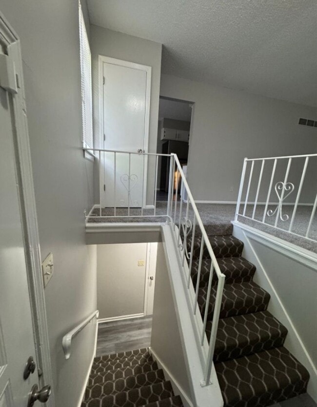 Building Photo - Spacious 2 bedroom / 1 bathroom duplex in ...
