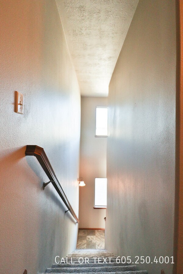 Building Photo - Sensational 2 bedroom Town Home in Harrisb...