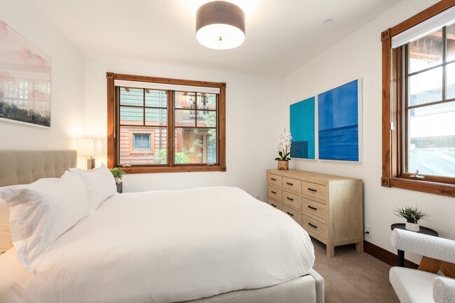 Building Photo - 503 W Main St