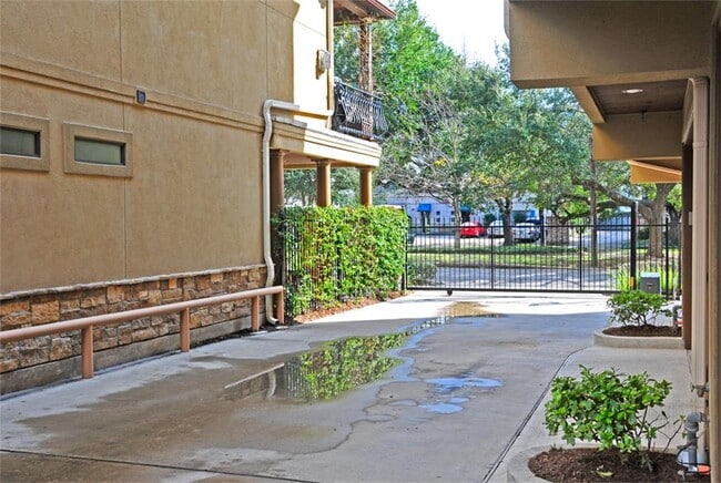 Building Photo - 2417 Commonwealth St