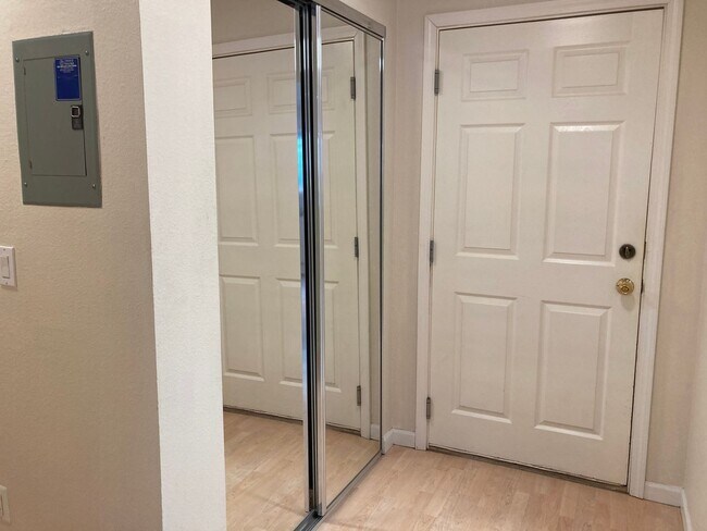 Building Photo - 2 Bdrm Condo off Spenard & 25th - Close to...