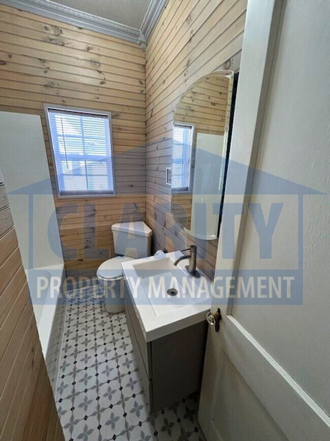Building Photo - Two bedroom home in historic downtown Clev...