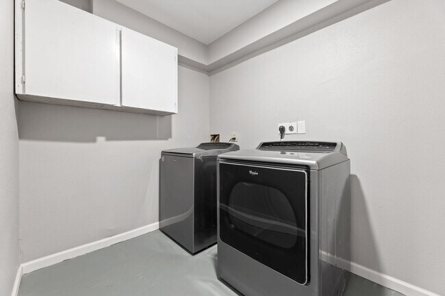 Building Photo - 9123 Kerr Dr