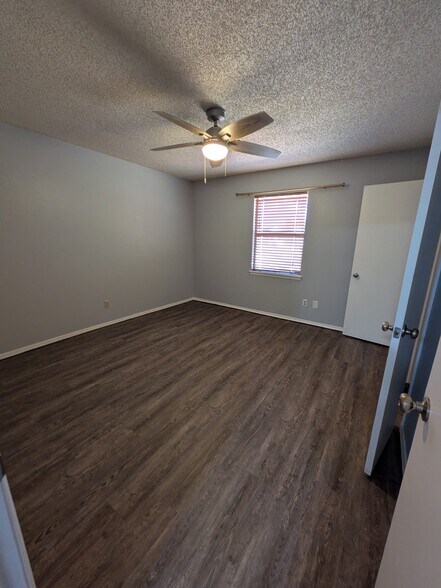 Building Photo - 712 Swan Lake Rd