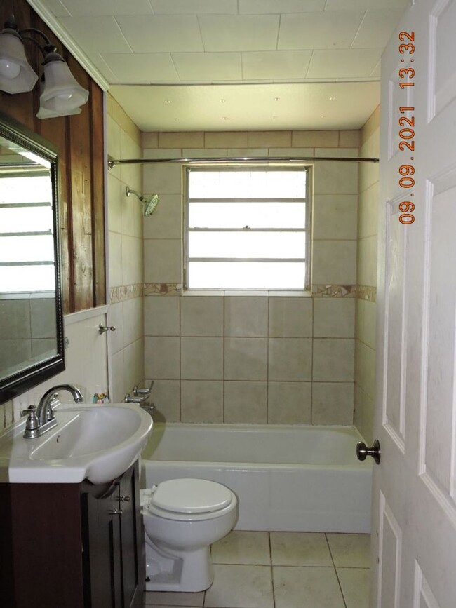 Building Photo - Great Location in MidCity - 3BR/1BA House ...
