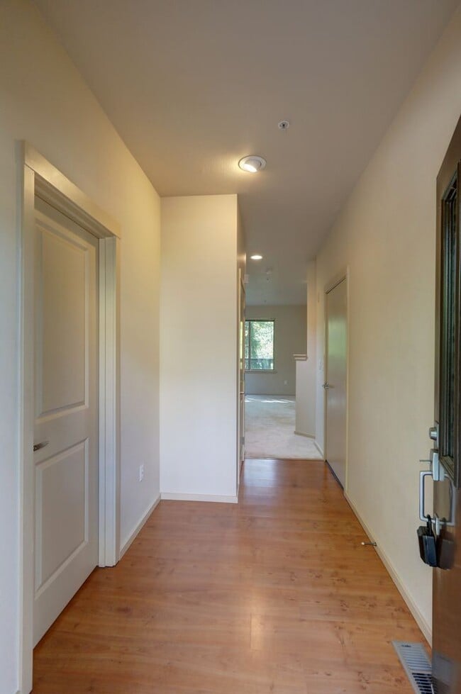 Building Photo - Gorgeous 3BR 2.5BA Issaquah Town Home Avai...