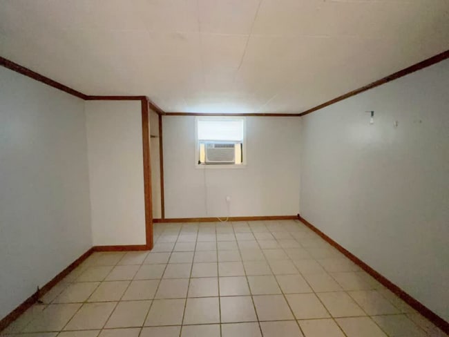 Building Photo - 824 E Jane St