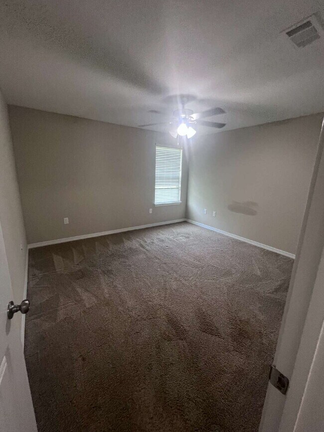 Building Photo - 426 Eisenhower Dr