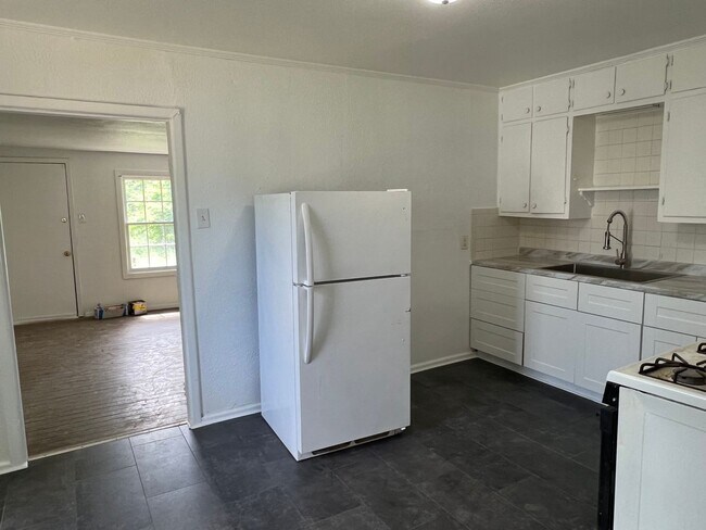 Building Photo - Near Carver Elementary!