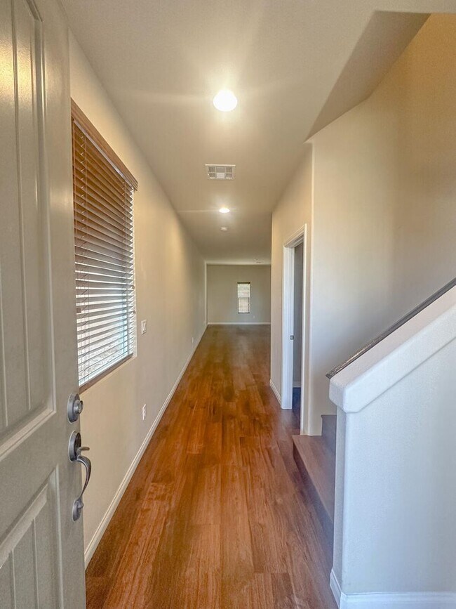 Building Photo - LUXURIOUS SPACIOUS HOME WITH MODERN UPGRAD...