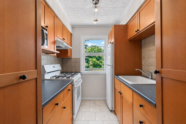 Building Photo - 116 71st St