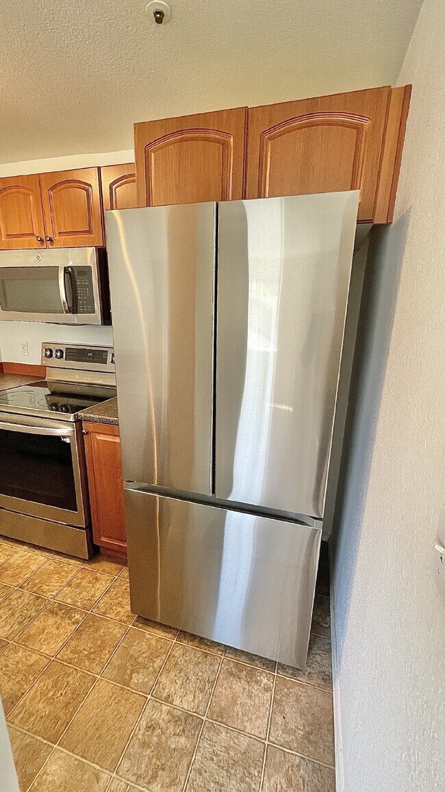 Building Photo - Serene Top-Floor Condo in Lake Forest Park...