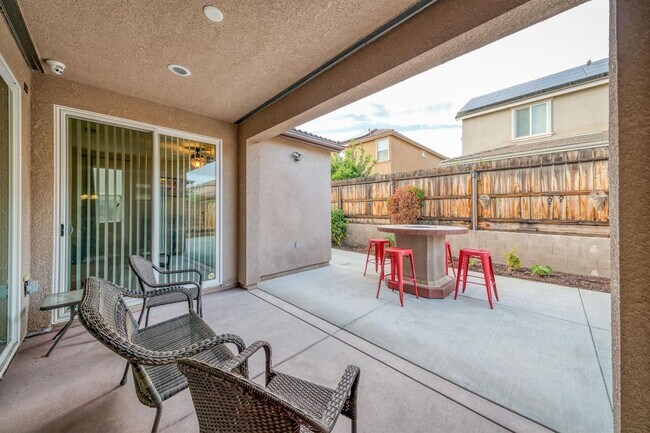 Building Photo - Beautiful 5 bedroom / 4 bath near Clovis East