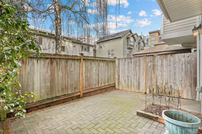 Building Photo - 2bd/1.5ba Seattle Townhouse