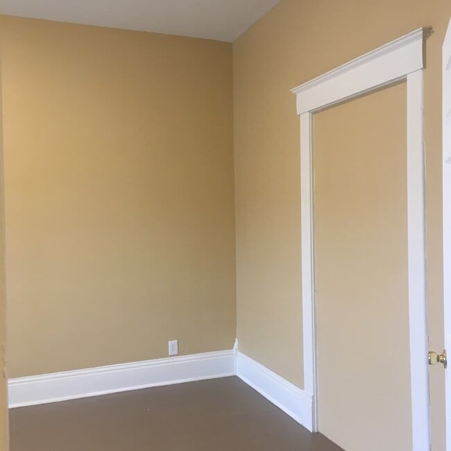 Building Photo - Large 3 bedroom one bath home