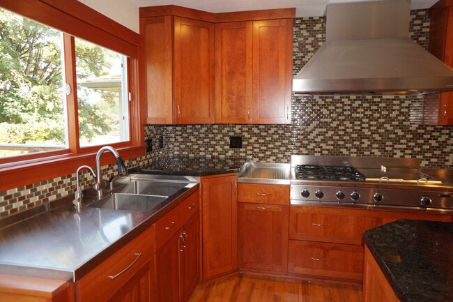 Building Photo - Stunning SW Portland (Arranmore) 4-bedroom...