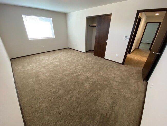 Building Photo - Newer, Spacious 5 Bedroom 3 Bed House!