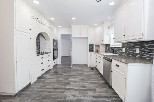 Building Photo - 3 Bed | 2 Bath | South Tulsa