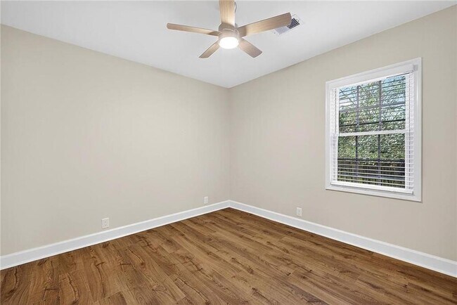 Building Photo - 955 S Columbia Dr