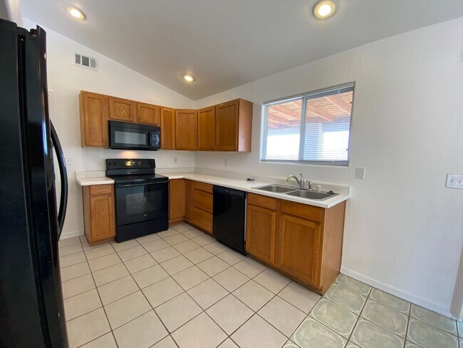 Building Photo - Great 3 Bedroom Home in Golden Valley on Pavement!